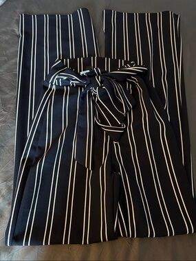Women’s Windsor  Navy & White Vertical Stripe wide leg tie Waist Pants small.